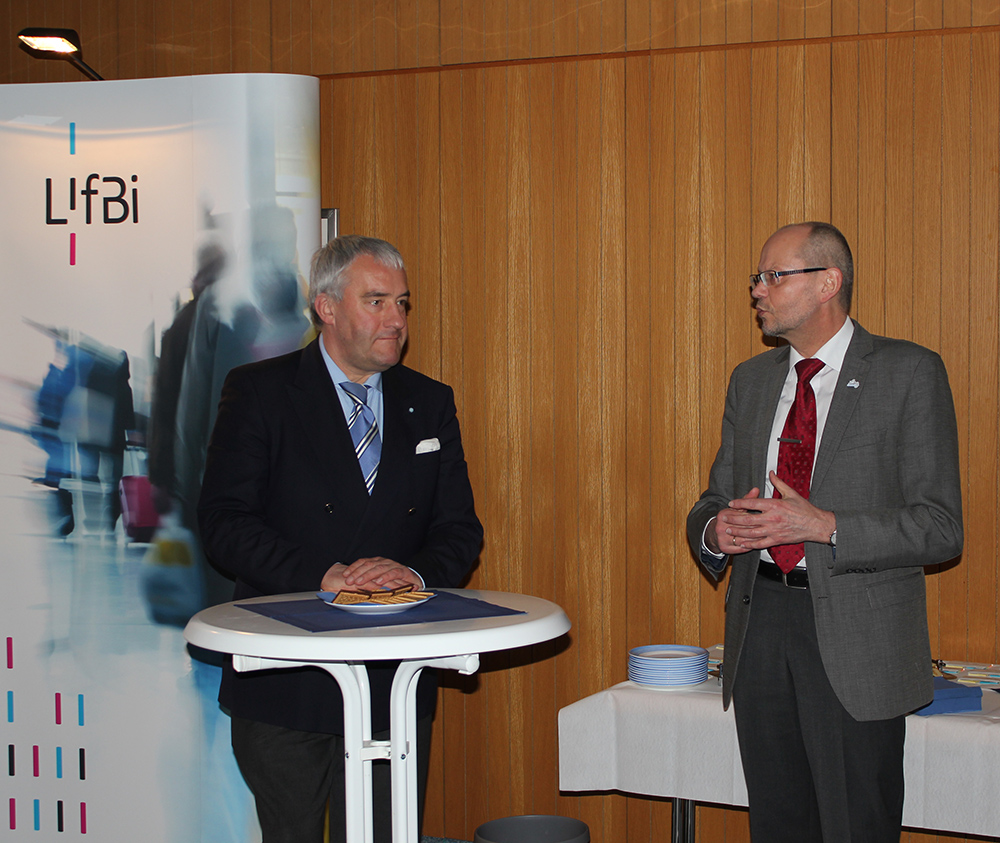 Dr. Ludwig Spaenle, Bavarian State Minister for Education and Cultural Affairs, Science and the Arts in conversation with Prof. Dr. Hans-Günther Roßbach, Director of LIfBi. 