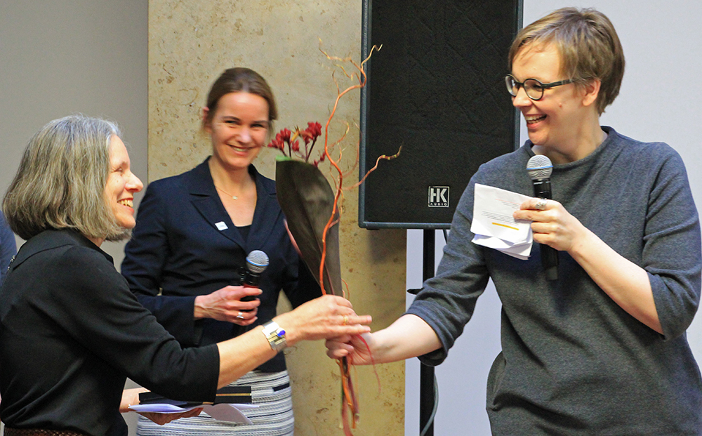 Prof. Dr. Sandra Buchholz (rechts) übergibt symbolisch den Staffelstab an Prof. Dr. Sabine Weinert (links).  