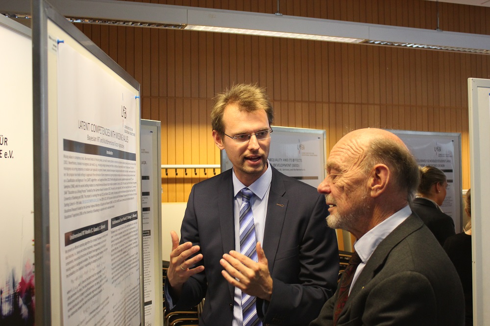 Prof. Dr. Dr. h.c. Robert Erikson (rechts) von der Universität Stockholm während der Poster-Präsentation im Gespräch mit Dr. Christian Aßmann vom Leibniz-Institut für Bildungsverläufe (LIfBi). 