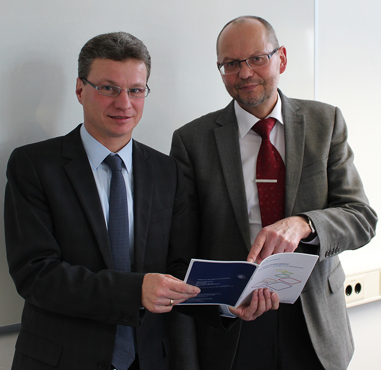 State Secretary Bernd Sibler and Director of LIfBi, Prof. Dr. Hans-Günther Roßbach.