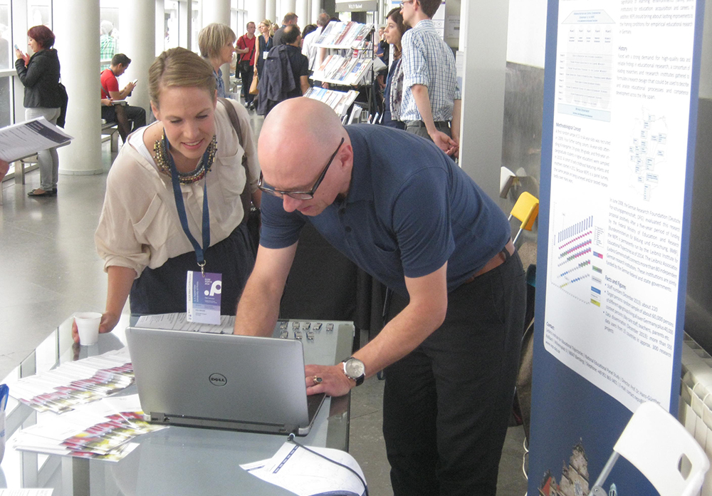 Dr. Götz Lechner of the LIfBi team explains the use potential of NEPS data to one of the conference participants.