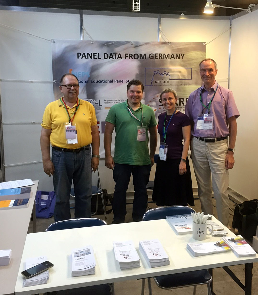 From left to right: Prof. Dr. Bernhard Nauck, Nicolai Gröpler (both TU Chemnitz), Dr. Jutta von Maurice, Dr. Thomas Bäumer (both LIfBi)