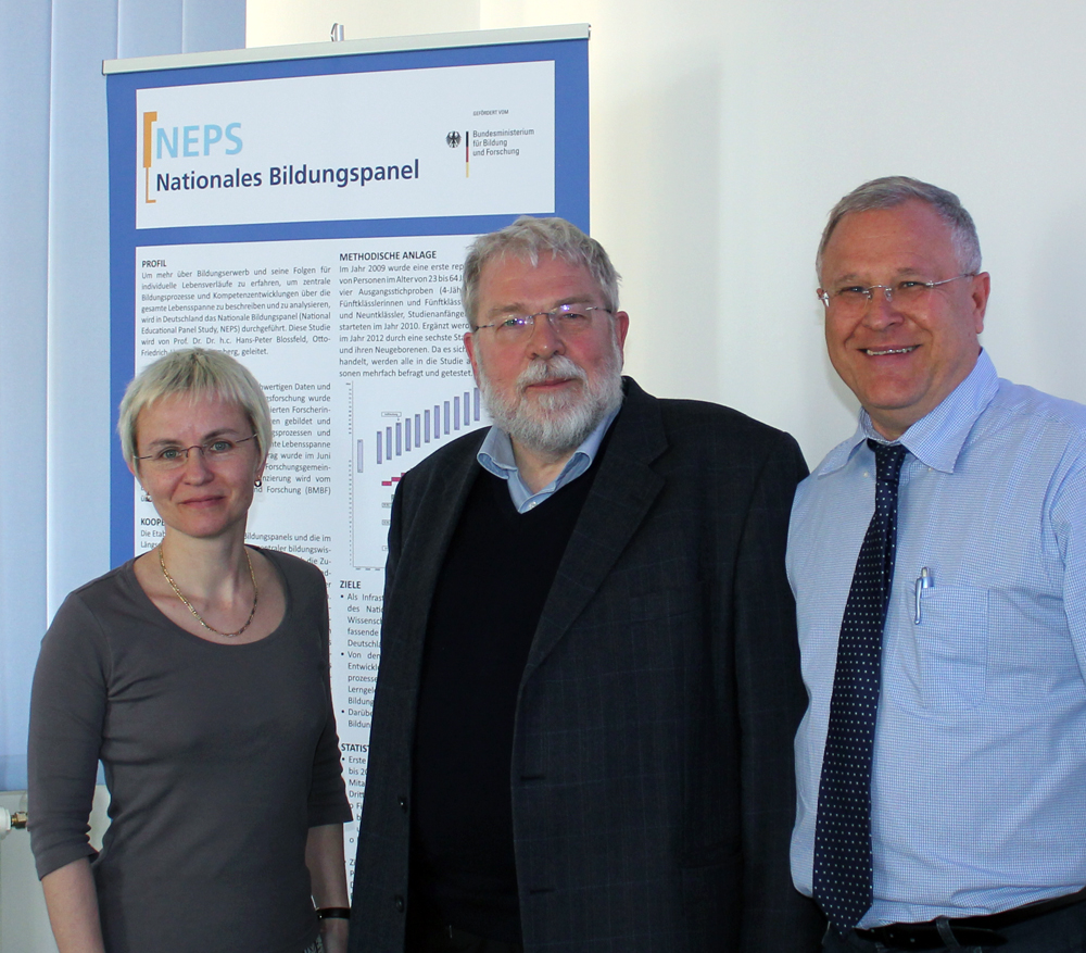 In the photo (from left to right): Dr. Jutta von Maurice, Prof. Dr. (emer.) Klaus-Jürgen Tillmann, Prof. Dr. Dr. h.c. Hans-Peter Blossfeld  