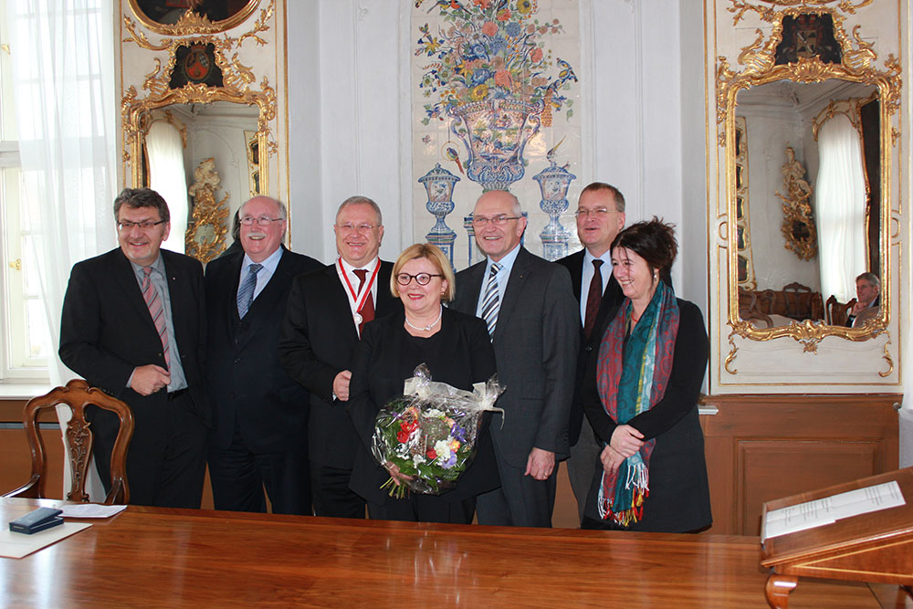 From left: Wolfgang Hoderlein, President of the Regional Government of Upper Franconia and Chairman of the Oberfrankenstiftung (Upper Franconian Foundation) Wilhelm Wenning, Prof. Dr. Dr. h.c. Hans-Peter Blossfeld, Erika Blossfeld, Dr. Günther Denzler, Andreas Starke, Green-Party Councilor and Member of Regional Authority Council Ulrike Heucken, and in the mirror: Eckhard Wiltsch, Executive Director of the Oberfrankenstiftung.