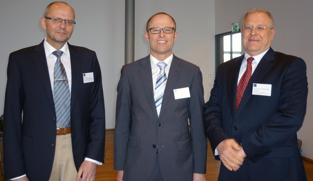 In the photo (from left to right): Prof. Dr. Hans-Günther Roßbach (National Educational Panel Study), Dr. Christof Prechtl (Bavarian industry association vbw), Prof. Dr. Hans-Peter Blossfeld (National Educational Panel Study)