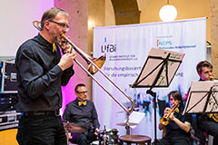 Foto: Für die musikalische Untermalung sorgte die Blech Band Bamberg mit Prof. Dr. Claus H. Carstensen (Posaune), Prof. Dr. Guido Heineck (Schlagzeug), Mark Perakis (Trompete) und Jakob Sehrig (Tuba).